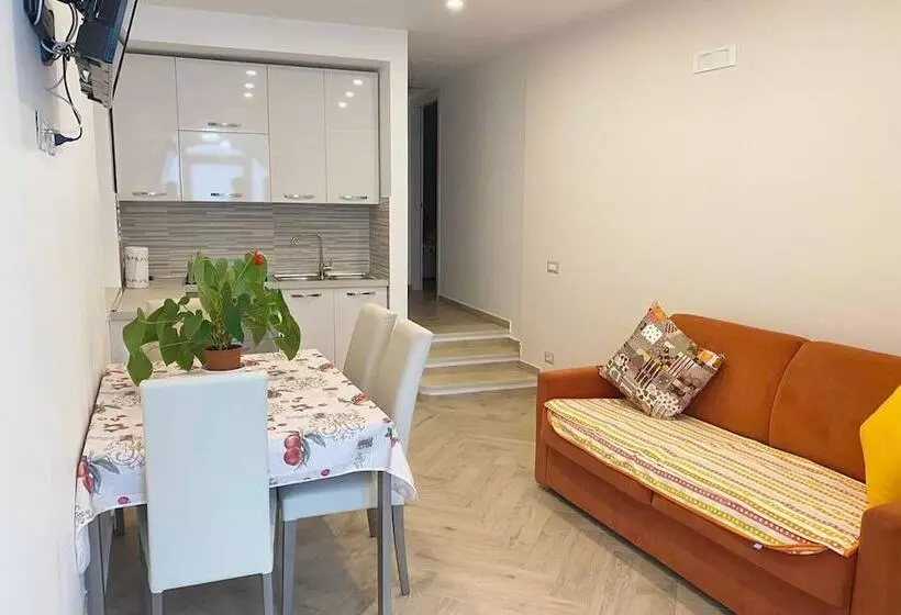 اقامتگاه Vacation Home Ground Floor 200 Meters To Beach!