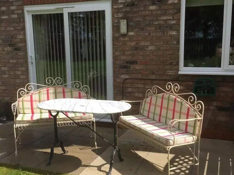 2 Bedroom Dog Friendly Cottage Near Bridlington