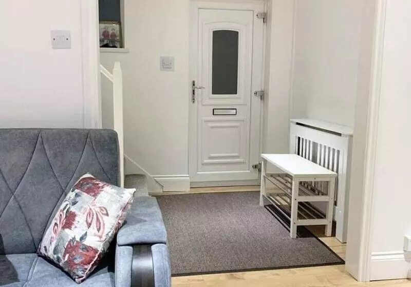 Residenssi Stunning 2 Bed House In Pembroke Dock