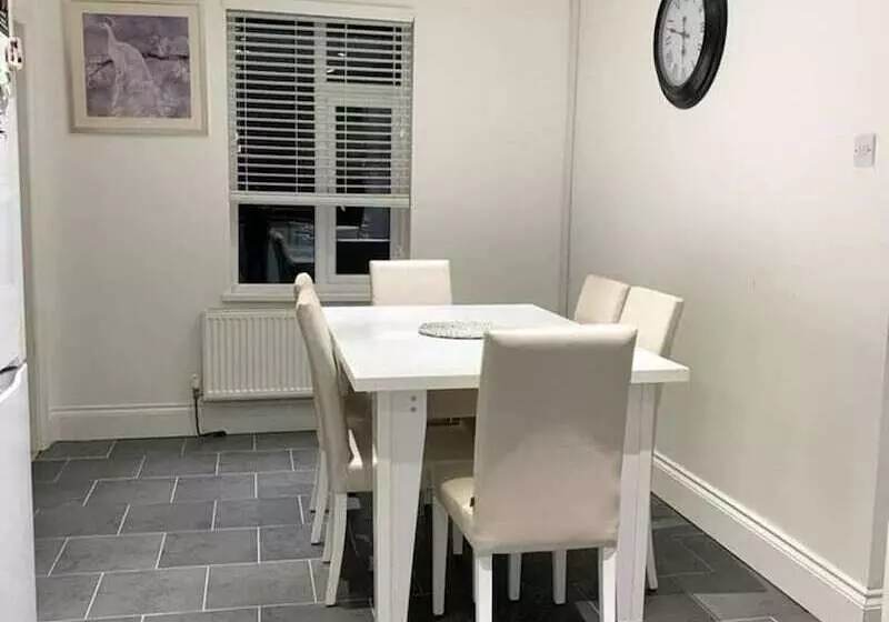 Residenssi Stunning 2 Bed House In Pembroke Dock