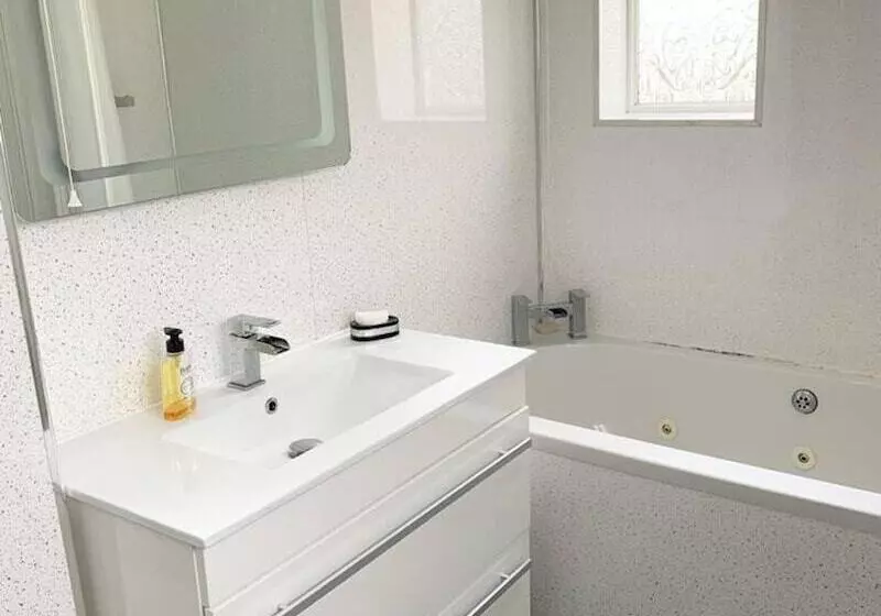 Residenssi Stunning 2 Bed House In Pembroke Dock