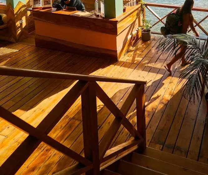 هتل Bambuda Bocas Town   Hostel