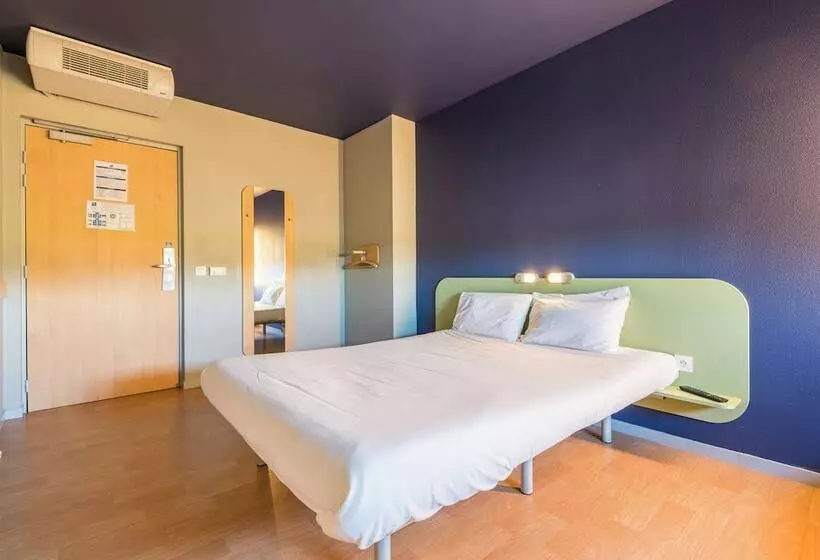 Hotelli Ibis Budget Amberieu En Bugey Chateau Gaillard