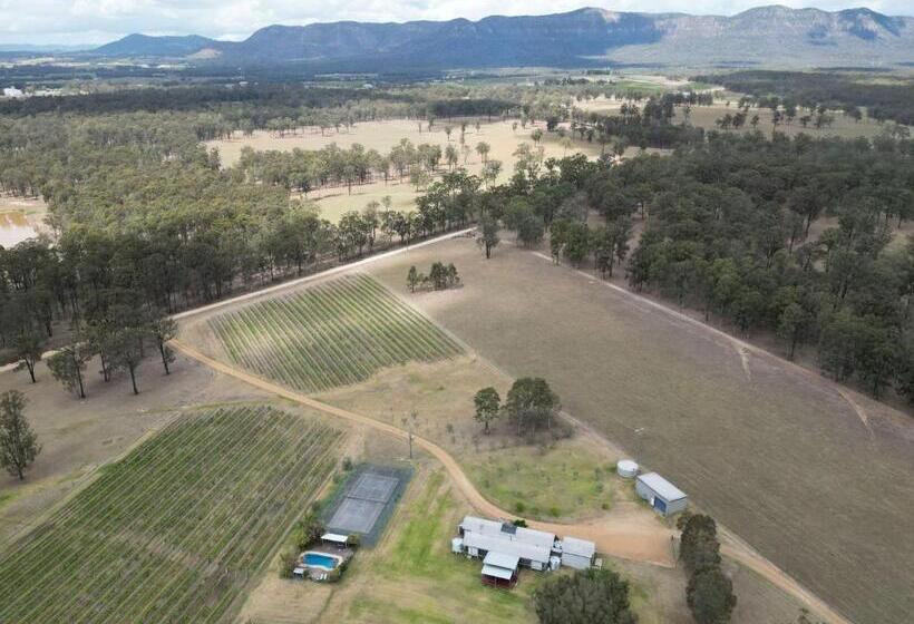 استراحتگاه Ironbark Hill Estate