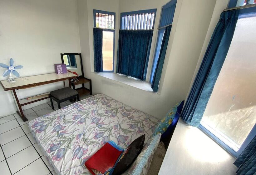 تختخواب و صبحانه Singgah Macanan