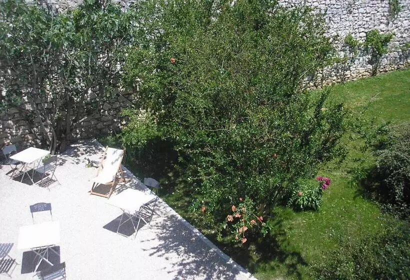 تختخواب و صبحانه La Saudade