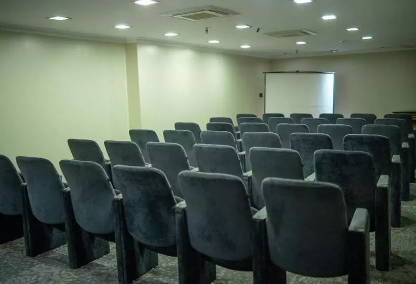 هتل Amerian Executive Cordoba