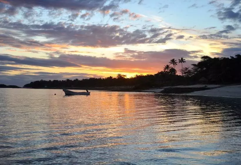 בית מלון כפרי Viwa Island Resort