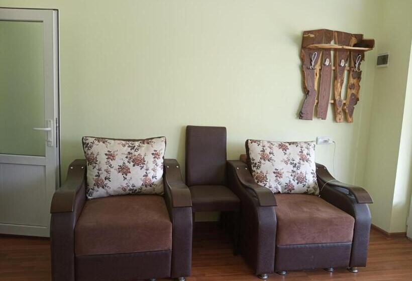 تختخواب و صبحانه Luiza Guest House