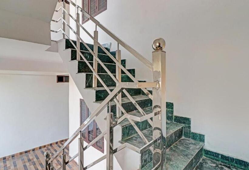 Отель Oyo Flagship 81127 Chaudhary Guest House Restaurant