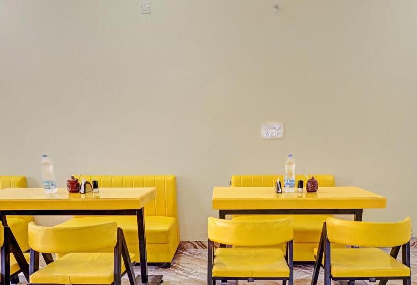 Отель Oyo Flagship 81127 Chaudhary Guest House Restaurant