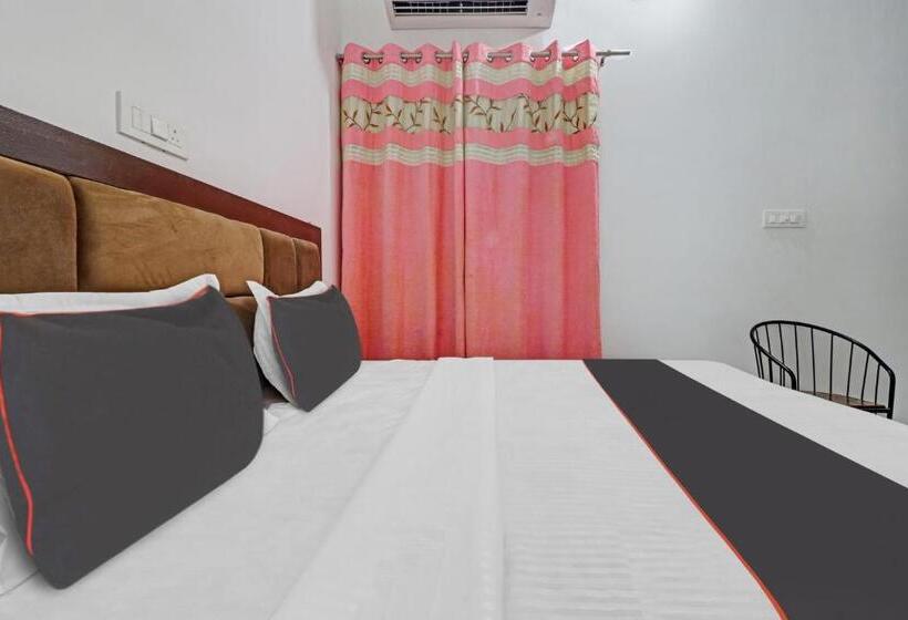 Отель Oyo Flagship 81127 Chaudhary Guest House Restaurant