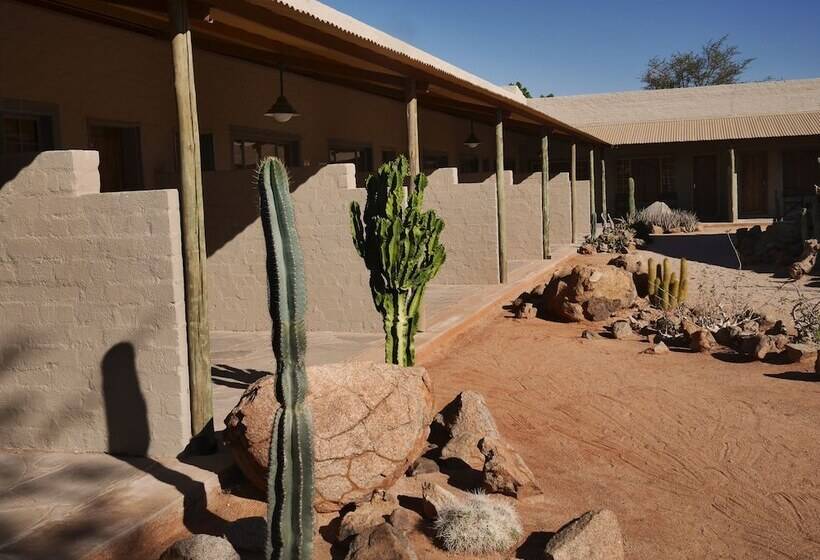 Отель Solitaire Lodge