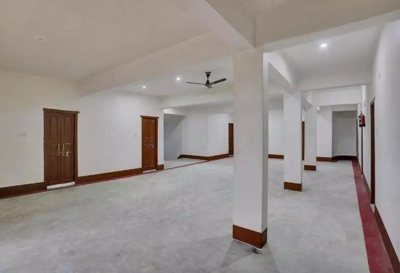 ホテル Spot On 81110 Ganga Darshan Guest House