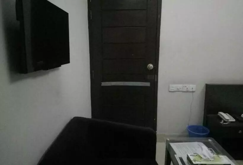 Royal Living Hotel & Suites
