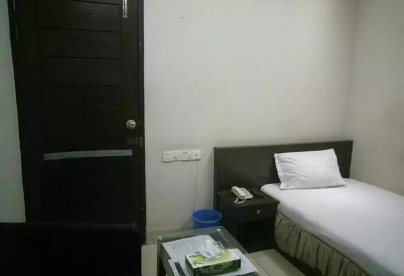 Royal Living Hotel & Suites