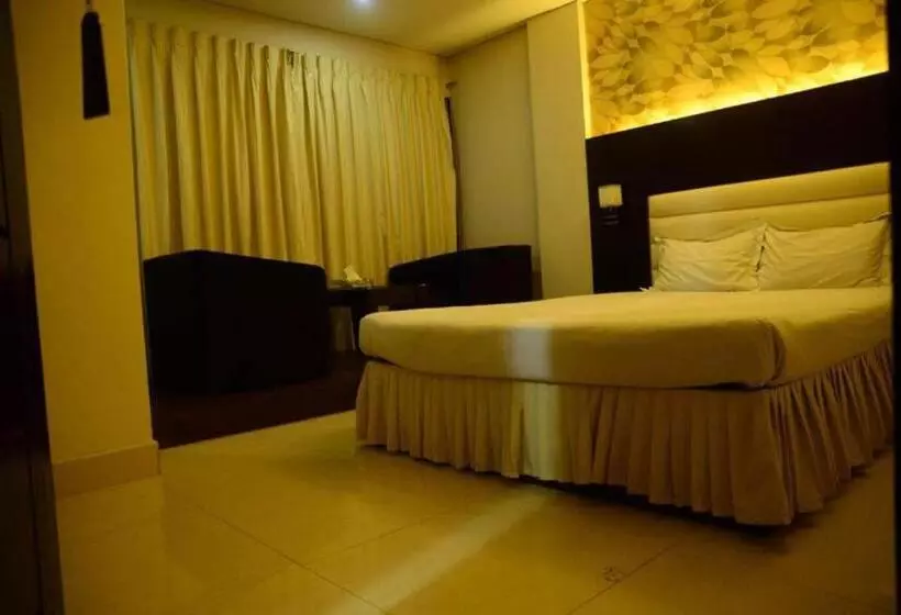 Royal Living Hotel & Suites