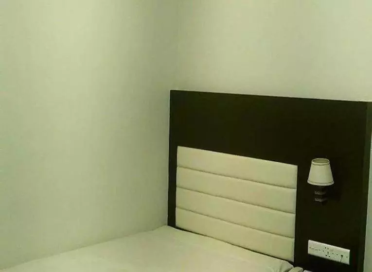 Royal Living Hotel & Suites