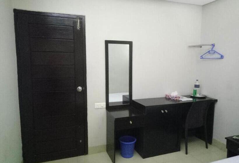 Royal Living Hotel & Suites