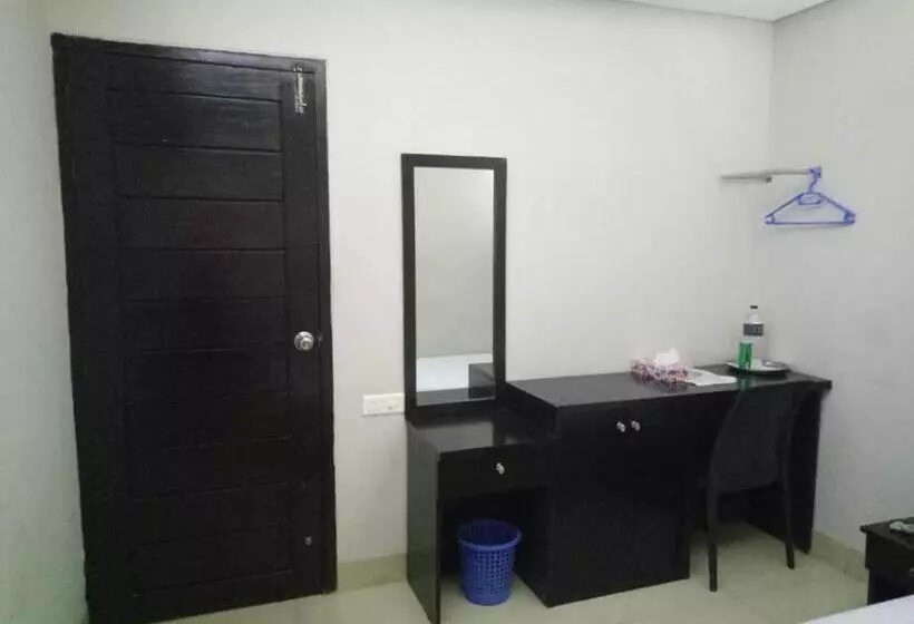 Royal Living Hotel & Suites