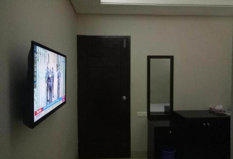 Royal Living Hotel & Suites