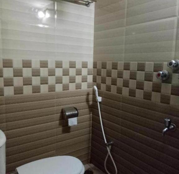 Royal Living Hotel & Suites