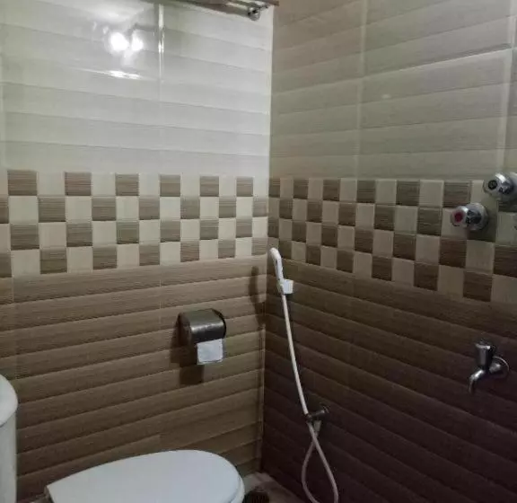 Royal Living Hotel & Suites