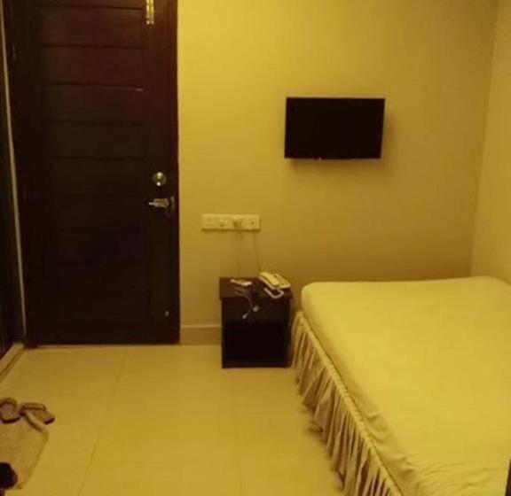 Royal Living Hotel & Suites