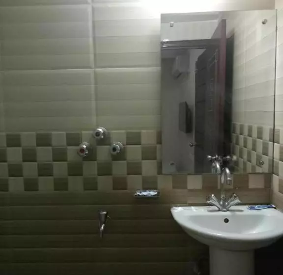 Royal Living Hotel & Suites
