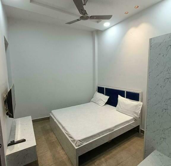 Hotel Oyo 81159 Crown