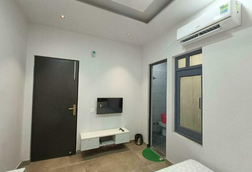 Hotel Oyo 81159 Crown