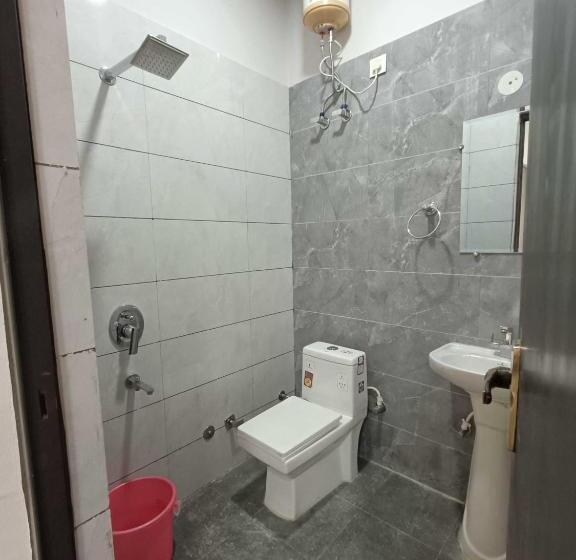 Hotel Oyo 81159 Crown