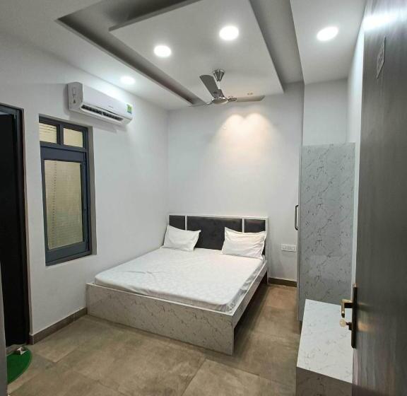 Hotel Oyo 81159 Crown