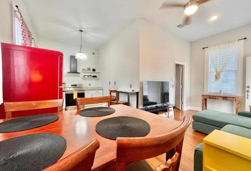 پانسیون Lovely Guesthouse In The Up And Coming Springfield