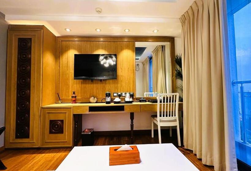 هتل Beehive Premier