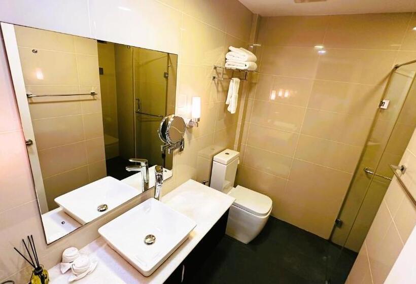 هتل Beehive Premier