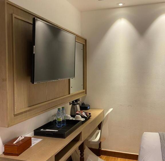 هتل Beehive Premier