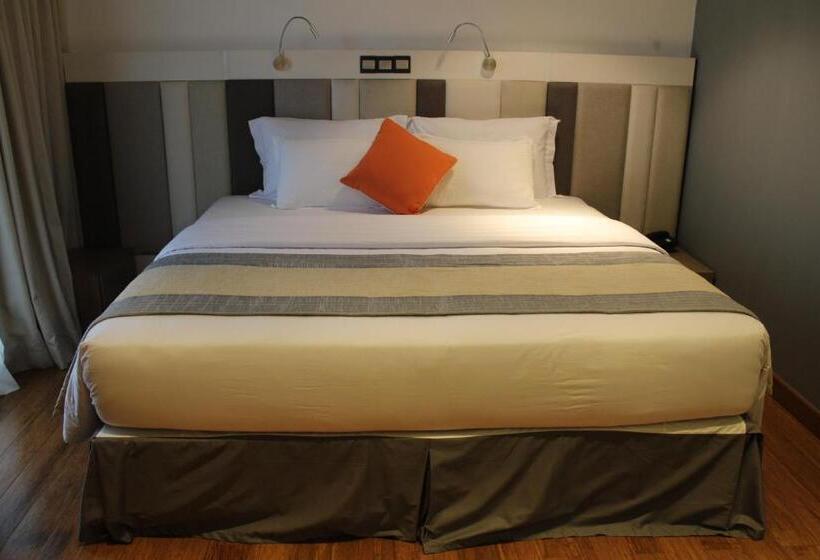 هتل Beehive Premier