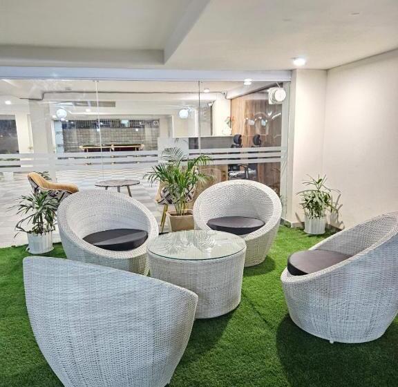 Otel Amahi Inn Sector 48