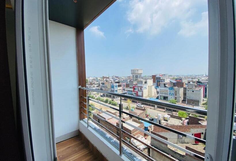 فندق White And Restaurant 300 Mtr From Golden Temple