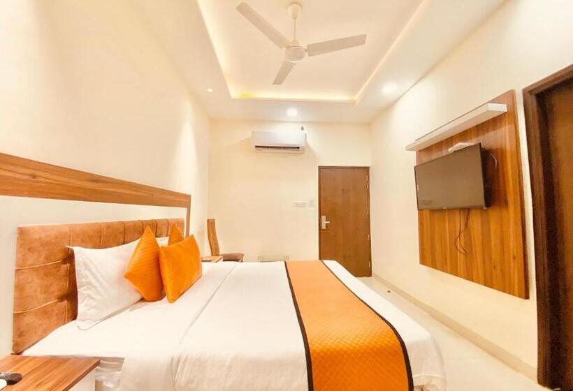 فندق White And Restaurant 300 Mtr From Golden Temple