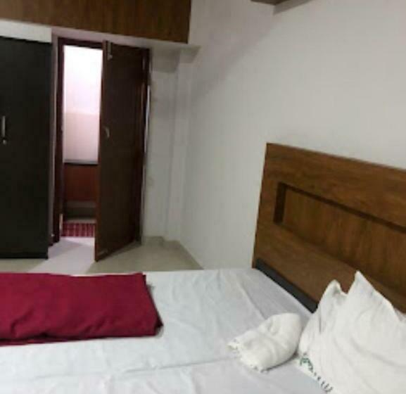 בית מלון כפרי Redbell Suites Residency