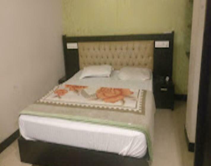 בית מלון כפרי Redbell Suites Residency