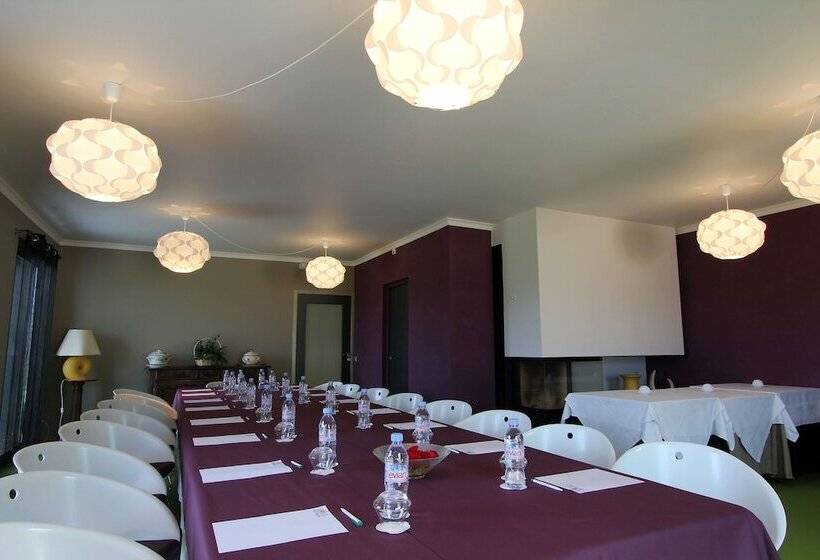 ホテル Hôtel Restaurant La Montagne De Brancion