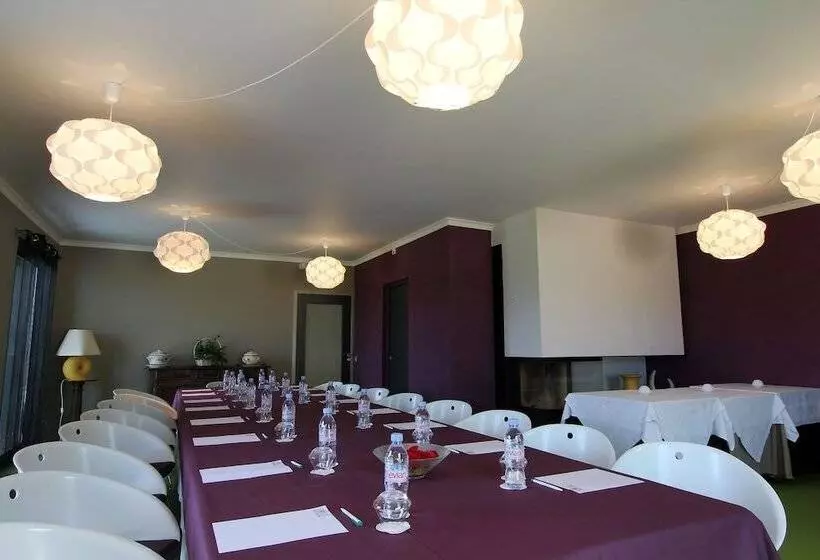 ホテル Hôtel Restaurant La Montagne De Brancion