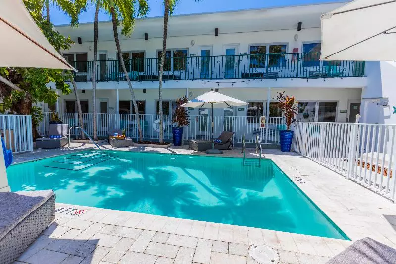 בית מלון כפרי Seaside All Suites