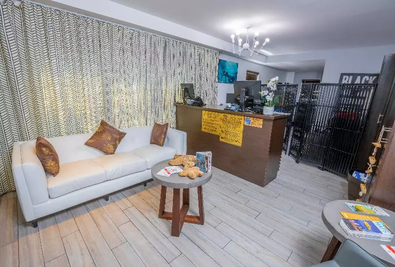 בית מלון כפרי Seaside All Suites