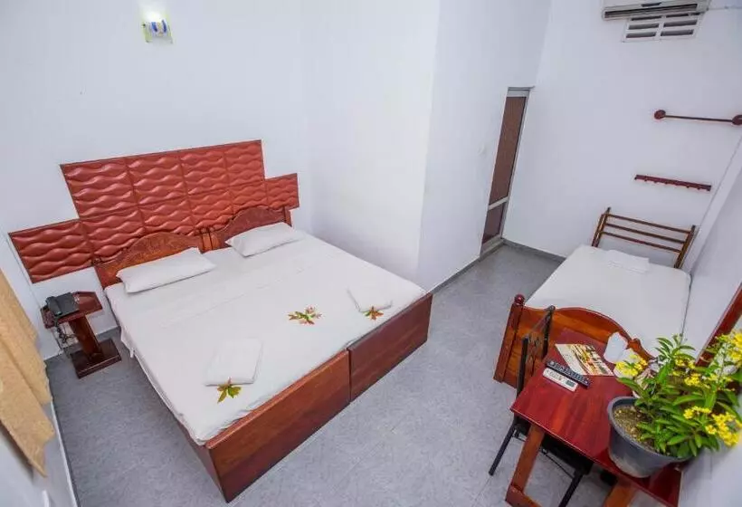 Hotelli Transit Budget