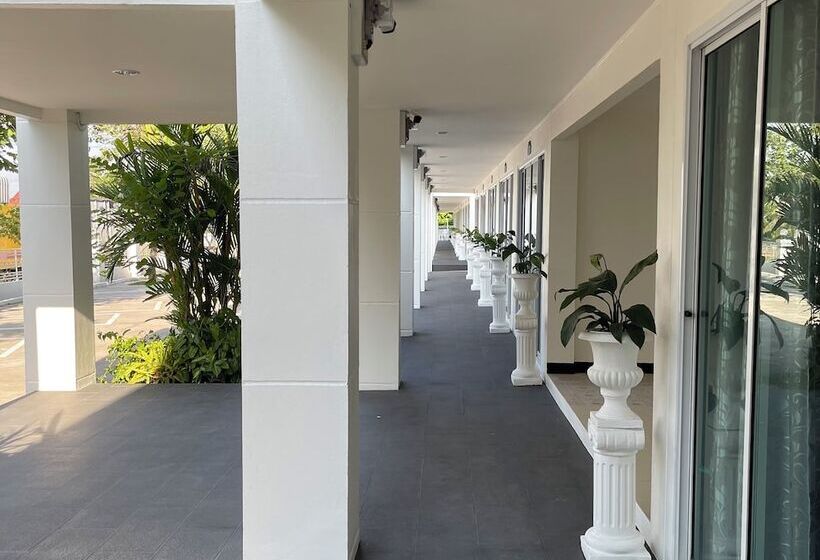 Pensió Ivory House Sriracha