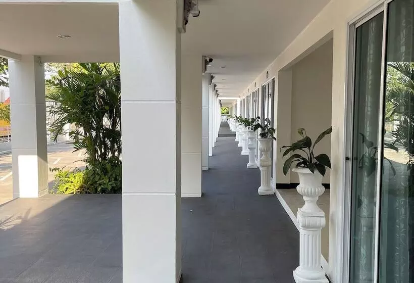 Majatalo Ivory House Sriracha